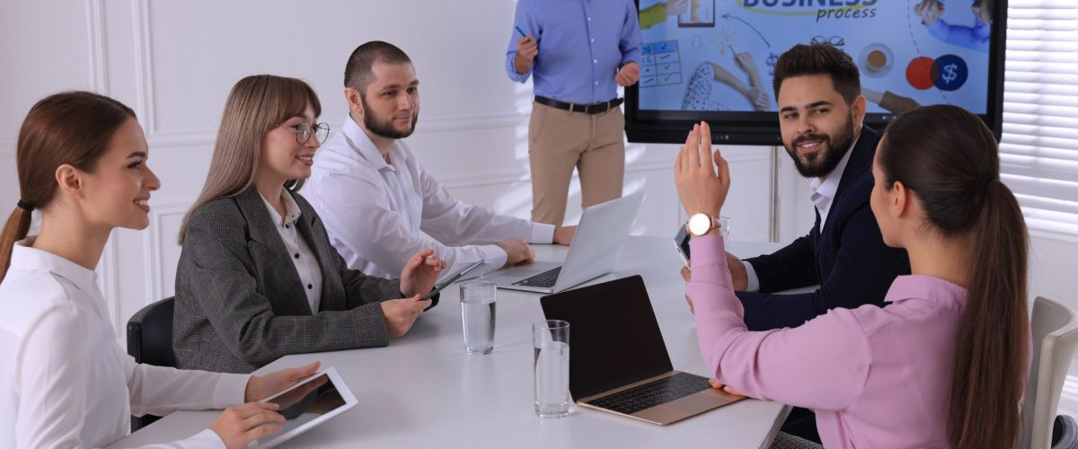 Are Interactive Displays Better Than Whiteboards for Meetings?